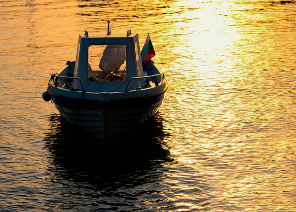 夕日と海でボートします — ストック写真