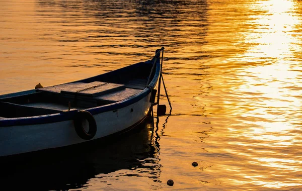 Gün Batımı Ile Deniz Tekne — Stok fotoğraf