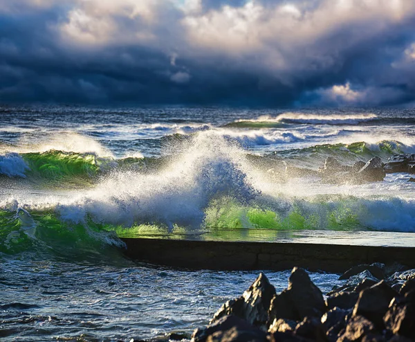 Große Meereswellen Die Auf Die Felsen Schlagen — Stockfoto
