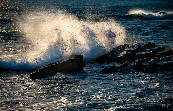 Große Meereswellen Die Auf Die Felsen Schlagen — Stockfoto