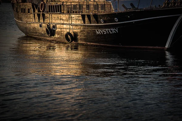 黄金の輝きを持つ古い神秘的な船 — ストック写真