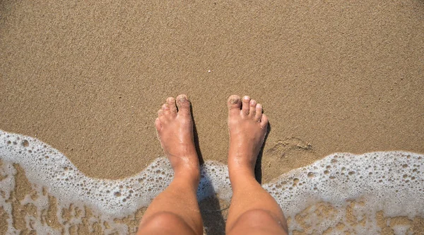 Πρόσοψη Των Ποδιών Του Ανθρώπου Στην Αμμώδη Παραλία — Φωτογραφία Αρχείου