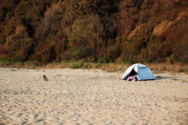 Uma Pequena Tenda Uma Praia Areia — Fotografia de Stock