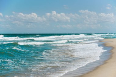 Tropik kumlu sahil ve mavi okyanus