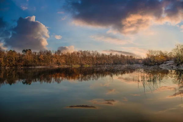 Güzel Misty Sabah Nehri Üzerinde — Stok fotoğraf