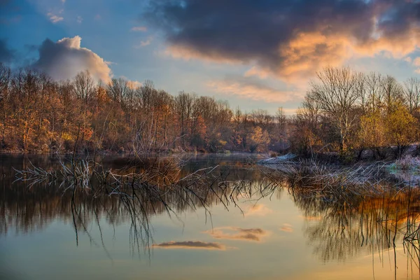 Güzel Misty Sabah Nehri Üzerinde — Stok fotoğraf