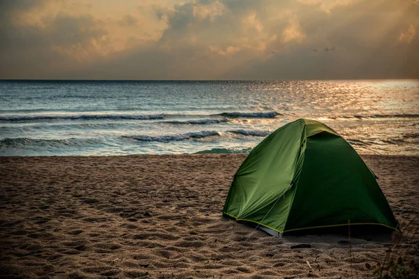 Una Piccola Tenda Una Spiaggia Sabbia — Foto Stock
