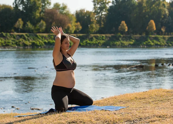 在性质的怀孕的妇女做瑜伽 — 图库照片
