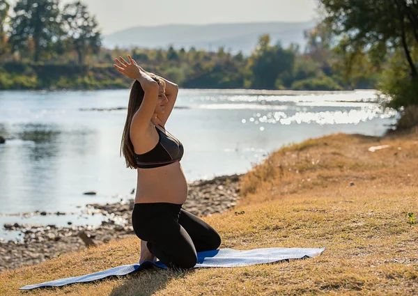 Mujer Embarazada Haciendo Yoga Naturaleza —  Fotos de Stock