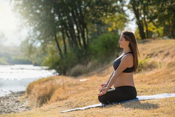 Hamile Kadın Doğada Yoga Yaparken — Stok fotoğraf