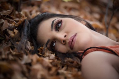 Güzel kız güzel sonbahar günü doğada poz