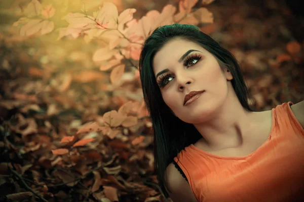 Schönes Mädchen Posiert Der Natur Einem Schönen Herbsttag — Stockfoto