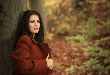 Güzel kız güzel sonbahar günü doğada poz