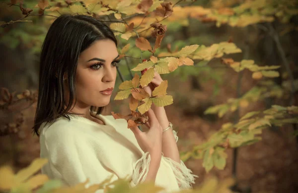 Hermosa Chica Posando Naturaleza Hermoso Día Otoño — Foto de Stock