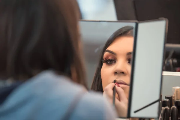 Hermosa Chica Pie Frente Espejo Maquillaje Aplicado — Foto de Stock