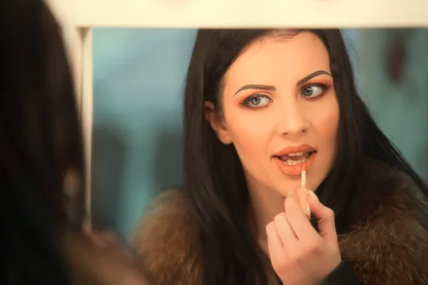 Vacker Flicka Som Står Framför Spegeln Och Tillämpas Makeup — Stockfoto