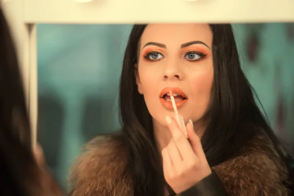 Vacker Flicka Som Står Framför Spegeln Och Tillämpas Makeup — Stockfoto