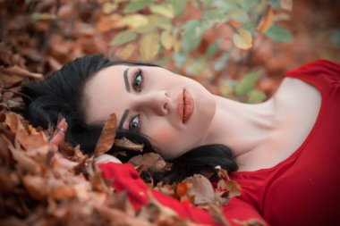 Güzel kız güzel sonbahar günü doğada poz