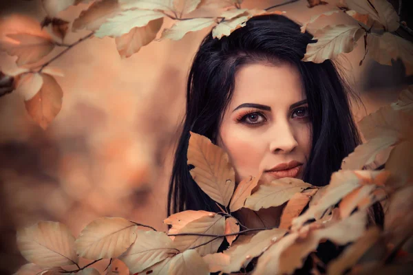 Hermosa Chica Posando Naturaleza Hermoso Día Otoño —  Fotos de Stock