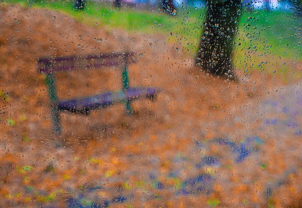 秋雨天 透过玻璃的景色与水滴 — 图库照片