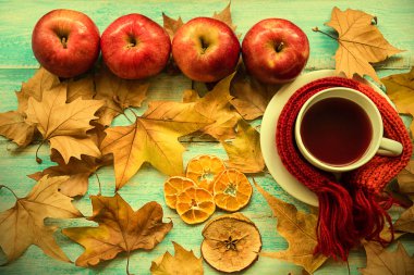 Çay yaprakları, elma ve Kuru portakal ile dekore edilmiş eski Yönetim Kurulu