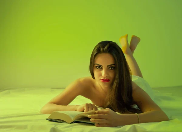 Mujer leyendo un libro — Foto de Stock