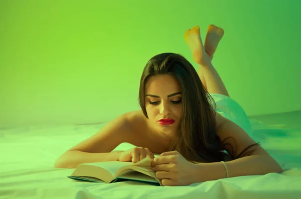 Γυναίκα διαβάζει ένα βιβλίο — Φωτογραφία Αρχείου