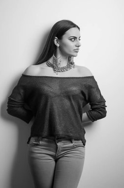 Büyük gözlü bir kız portresi siyah ve beyaz