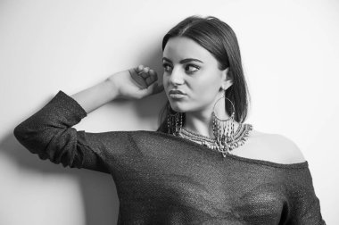 Büyük gözlü bir kız portresi siyah ve beyaz