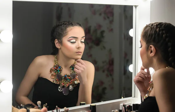 Tonårig Flicka Tittar Spegel Makeup — Stockfoto