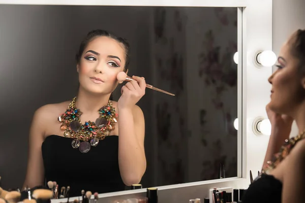 Tonårig Flicka Tittar Spegel Makeup — Stockfoto