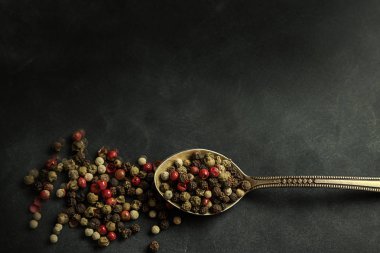 Retro altın kaşıkla içinde renkli biber grubu