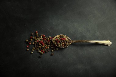 Retro altın kaşıkla içinde renkli biber grubu