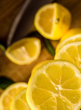 Limon kesme tahtası üzerinde ve limon dilim o sinek