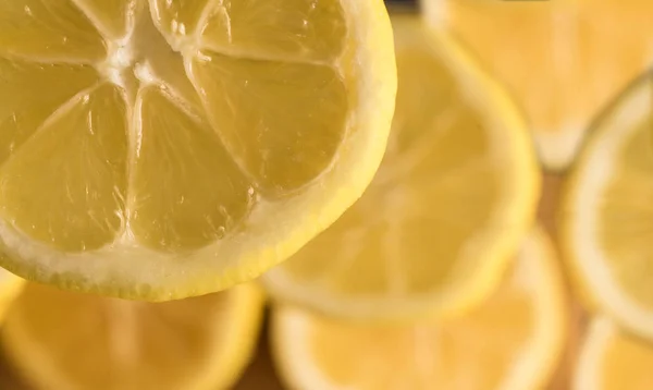 Citrons Sur Planche Découper Tranches Citron Qui Volent — Photo