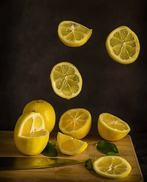 Citrons Sur Planche Découper Tranches Citron Qui Volent — Photo