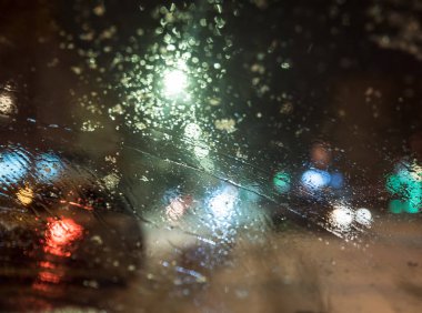 Islak camdan ateş trafik sıkışıklığını yağmurda,