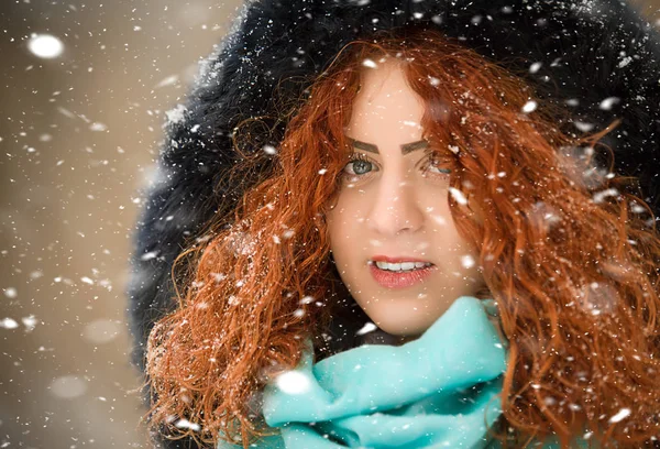 Menina Bonita Com Cabelo Encaracolado Vermelho Posando Como Quedas Neve — Fotografia de Stock