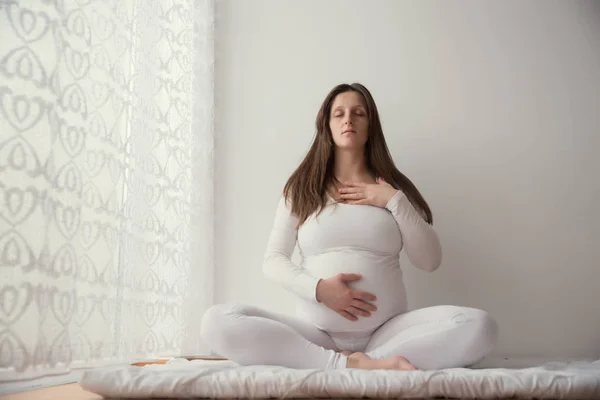 Těhotná Žena Která Dělá Jógu Místnosti Okna — Stock fotografie