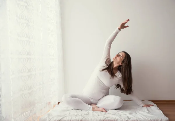 Mujer Embarazada Haciendo Yoga Habitación Junto Ventana —  Fotos de Stock