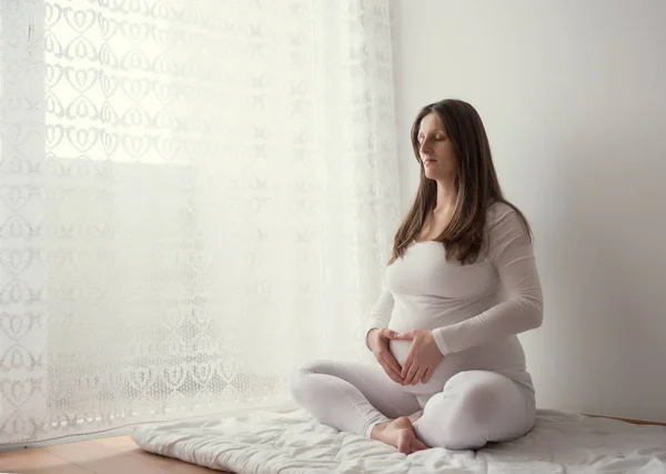 Těhotná Žena Která Dělá Jógu Místnosti Okna — Stock fotografie