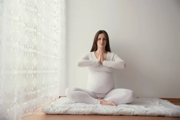 Έγκυος Γυναίκα Κάνει Γιόγκα Στο Δωμάτιο Από Παράθυρο — Φωτογραφία Αρχείου