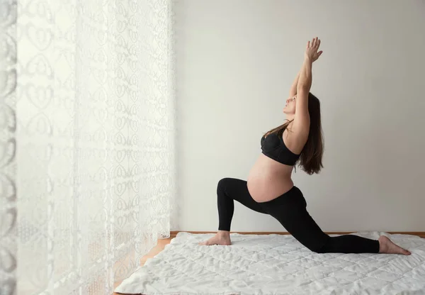 Mujer Embarazada Haciendo Yoga Habitación Junto Ventana —  Fotos de Stock