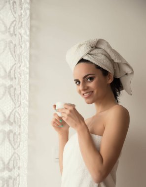 Kahve içme duştan sonra bir havlu ile sarılmış kız