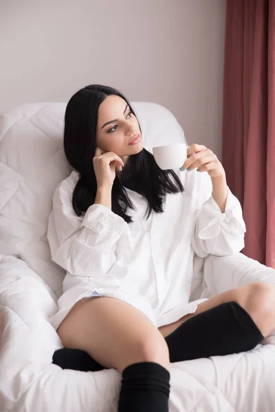 Menina Com Cabelo Preto Está Sentado Lado Janela Beber Chá — Fotografia de Stock