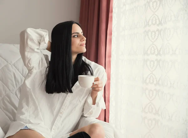 Ragazza Con Capelli Neri Seduto Accanto Alla Finestra Bere — Foto Stock