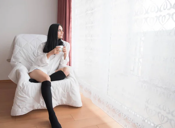 Mädchen Mit Schwarzen Haaren Sitzt Fenster Und Trinkt Tee — Stockfoto