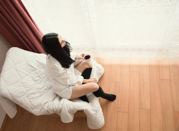 Menina Com Cabelo Preto Está Sentado Lado Janela Beber Chá — Fotografia de Stock