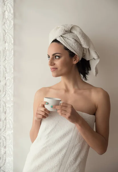 Menina Envolto Uma Toalha Depois Chuveiro Beber Café — Fotografia de Stock