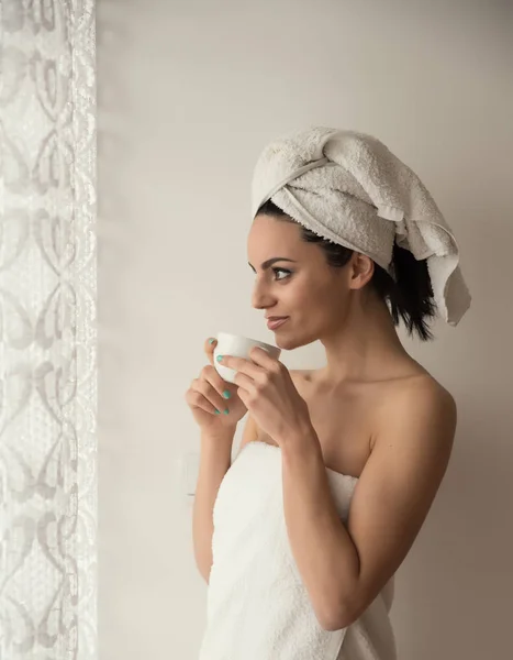 Chica Envuelta Una Toalla Después Una Ducha Tomando Café —  Fotos de Stock